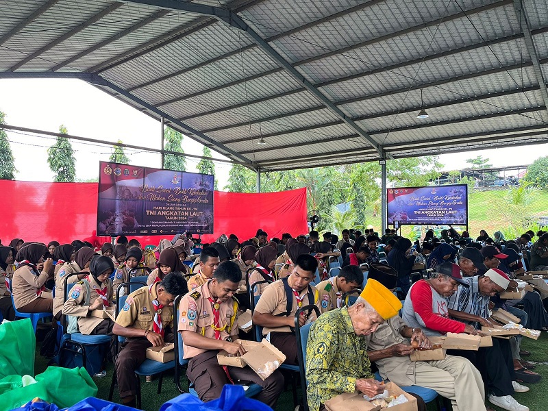 RIKO ADITYA/RADAR TARAKAN MAKAN GRATIS: Sebanyak 535 orang diberikan makan gratis oleh Lanal Nunukan dalam peringatan HUT Ke-79 TNI-AL.