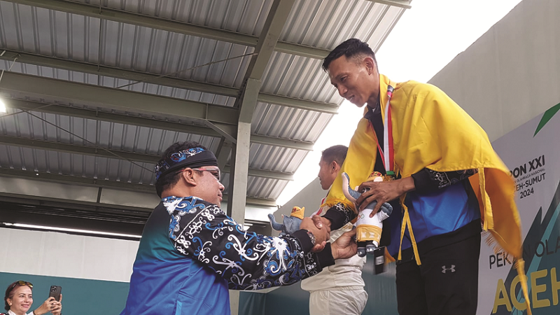 PIJAI PASARIJA/RADAR KALTARA HARUMKAN DAERAH : Atlet menembak Kaltara menerima medali emas.