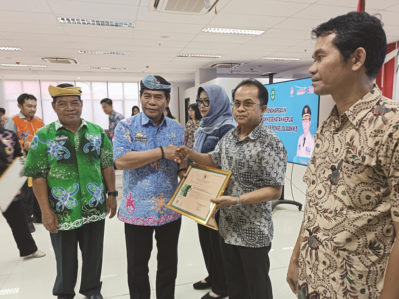 IWAN K/RADAR KALTARA Gubernur Kaltara, Zainal A Paliwang menyerahkan penghargaan kepada perusahaan yang mencatat zero accident.