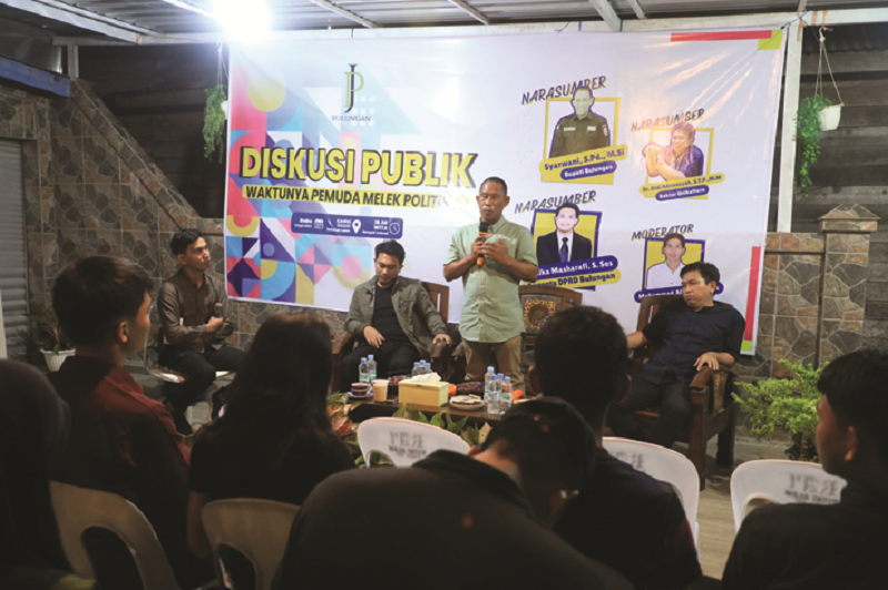 ISTIMEWA DEMOKRASI: Bupati Bulungan, Syarwani saat menyampaikan soal pentingnya anak muda terjun ke dunia politik.