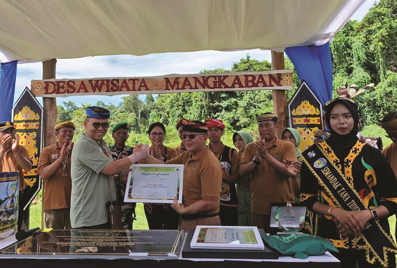 APRESIASI: Penyerahan piagam penghargaan 50 besar ADWI untuk Desa Wisata Sebawang, Desa Sebawang, Selasa (10/9).
