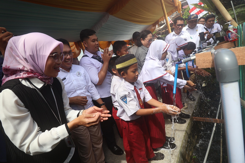 ANGGI PRADITHA/KP BANTU SEKOLAH: Air dari sumur bor dalam Kota Kita turut membantu guru dan murid di SD 025 Balikpapan Tengah yang sebelumnya sulit air karena berada di perbukitan.