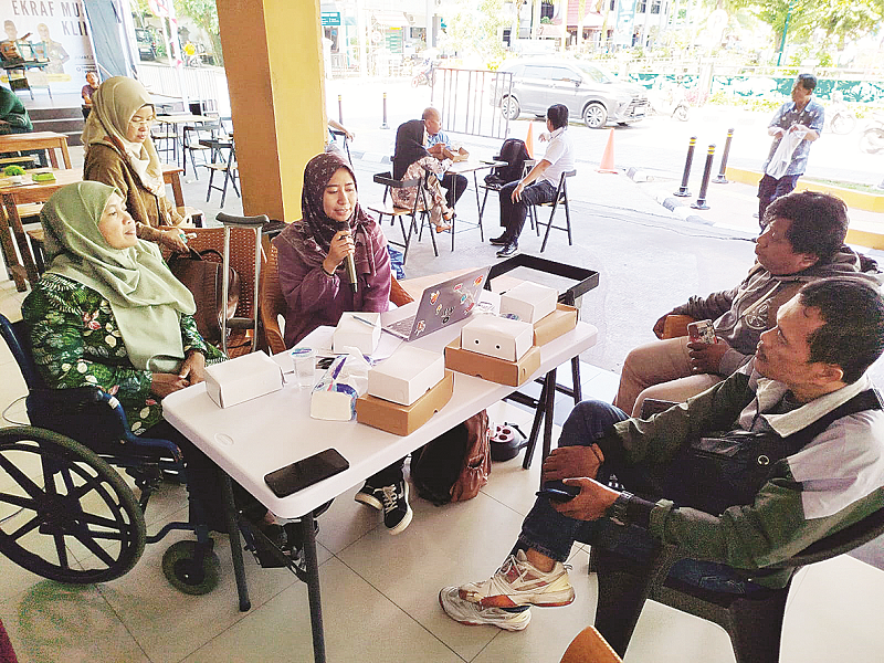 M RIDHUAN/KP BEBER PROGRAM: Pertemuan Program Officier SOLIDER dengan awak media di Sekretariat Sigab Kaltim/Difamove Gedung Parkir Klandasan kemarin.