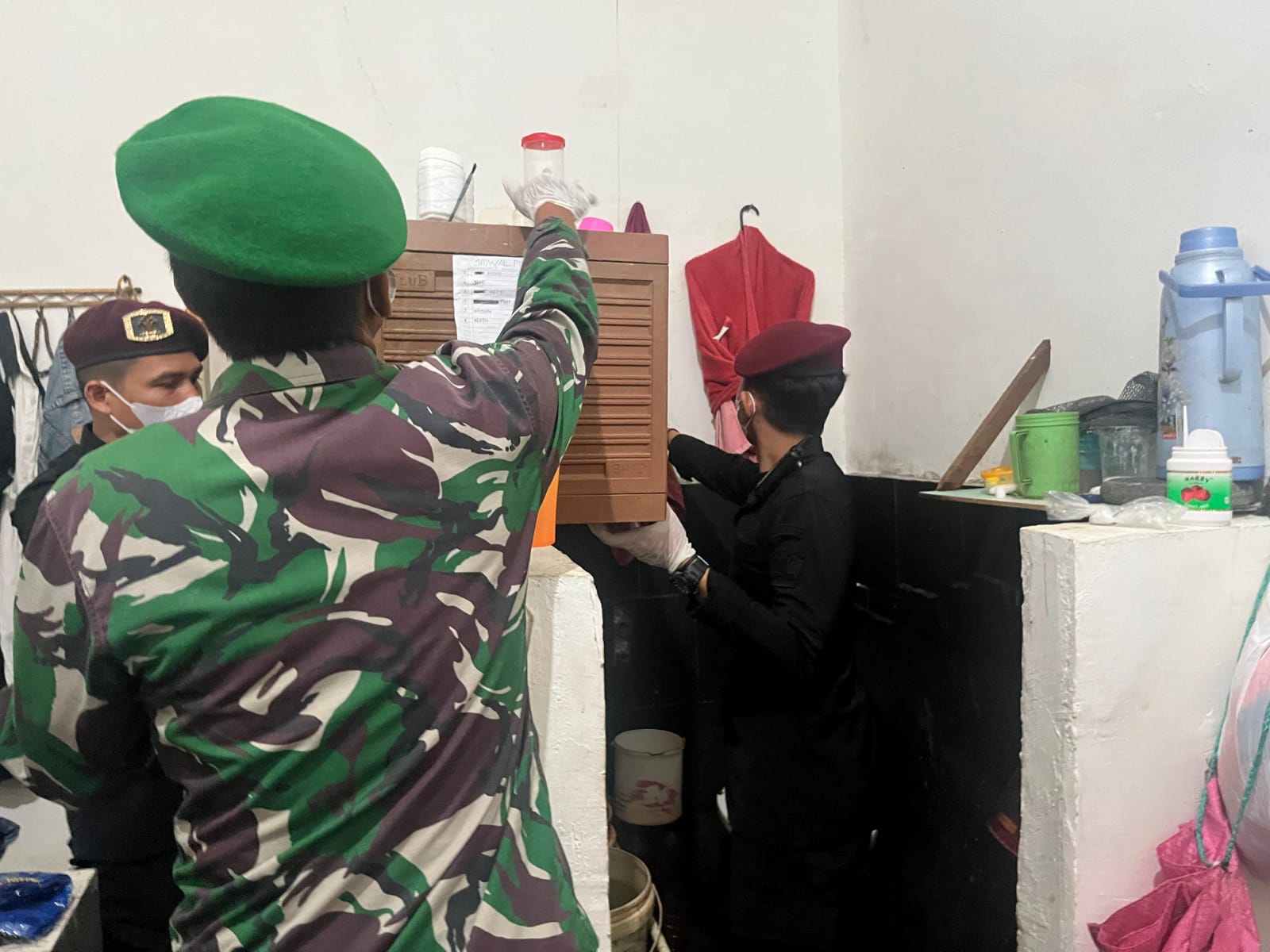 LAPAS KELAS II-A TARAKAN SIDAK: Petugas gabungan memeriksa kamar hunian WBP Lapas Kelas II-A Tarakan.