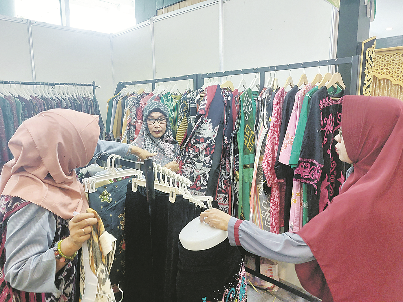 RADEN RORO MIRA/KP BERKAH: Batik dari Iwatik Balikpapan mencatatkan kenaikan penjualan hingga 80 persen saat mengisi tenant di Expo MTQ Nasional 2024.