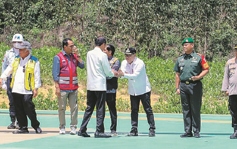 ISTIMEWA SAMBUT LANGSUNG: Pj Bupati PPU Makamur Marbun saat menyambung langsung kedatangan Presiden Joko Widodo di Kawasan IKN.
