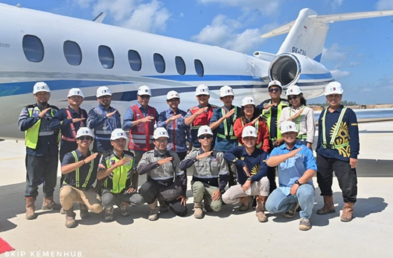 ISTIMEWA MULUS: Pendaratan perdana pesawat jet berpenumpang di Bandara IKN, Kalimantan Timur, berlangsung mulus dan selamat, Kamis (12/9). Pesawat jet berjenis Cessna Citation Longitude