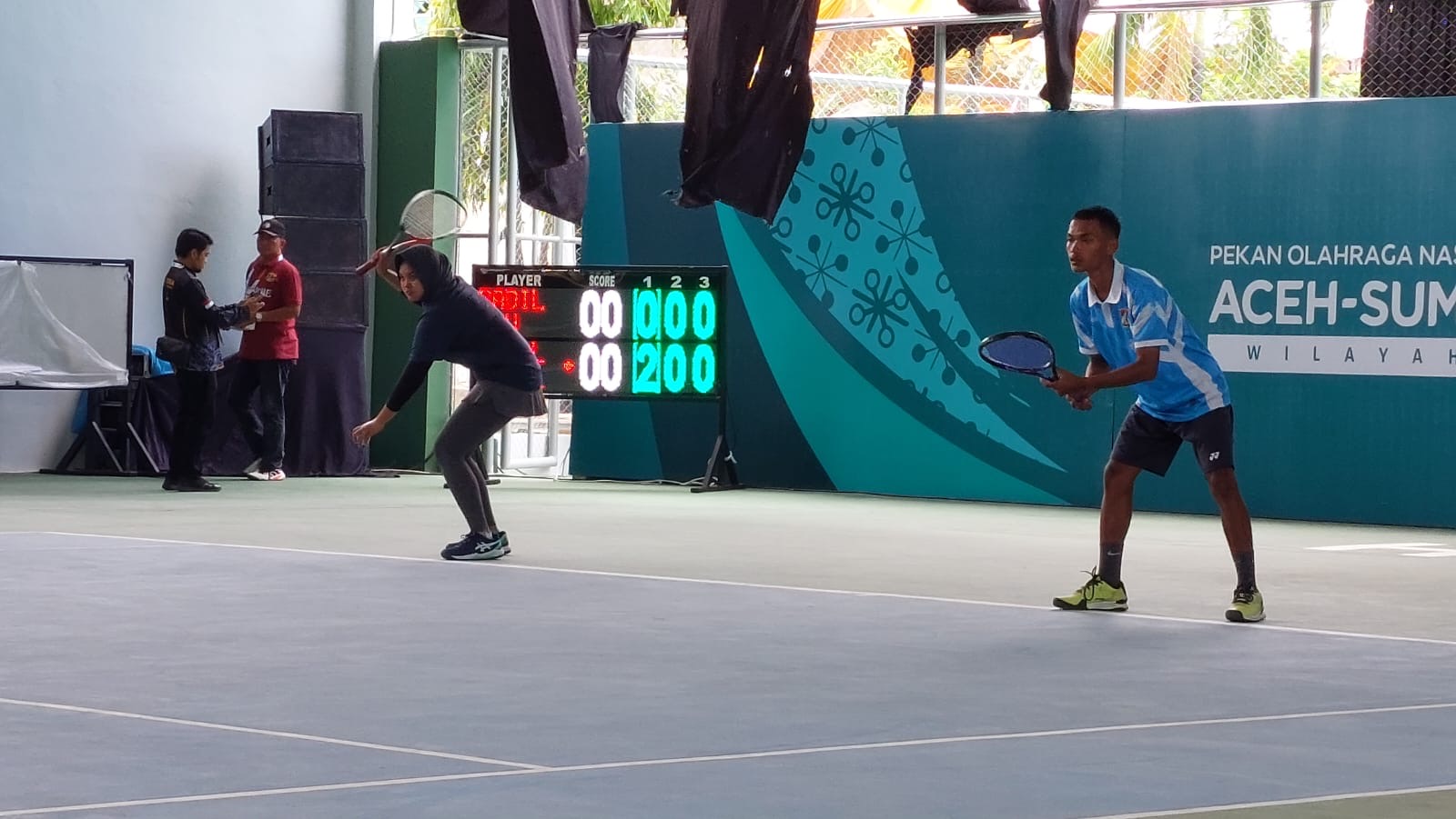 PIJAI PASARIJA/RADAR KALTARA  BERPRESTASI : Pasangan ganda campuran soft tenis Kaltara saat menjalani bertandingan di lapangan Jasdam TNI, Banda Aceh, Minggu (15/9).
