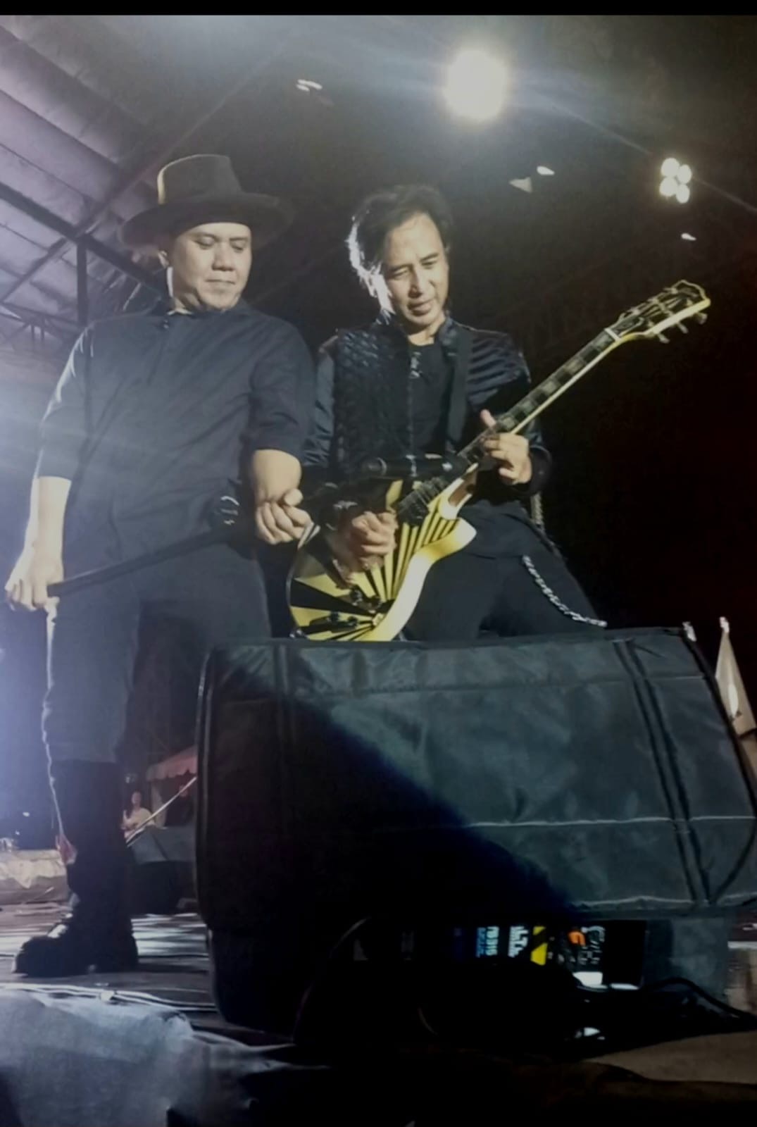 KONSER PILKADA: Tampil memukau Fadly dan Piyu pada konser Pilkada yang digelar di Taman Berkampung, Sabtu malam (14/9).FOTO: SOPIAN /RADAR TARAKAN