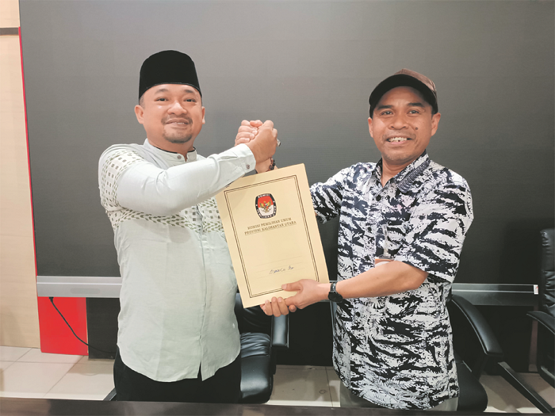 IWAN K/RADAR KALTARA PILKADA: Anggota Bawaslu Kaltara, Sulaiman menerima salinan dokumen pernyataan bapaslon yang dinyatakan MS oleh KPU.