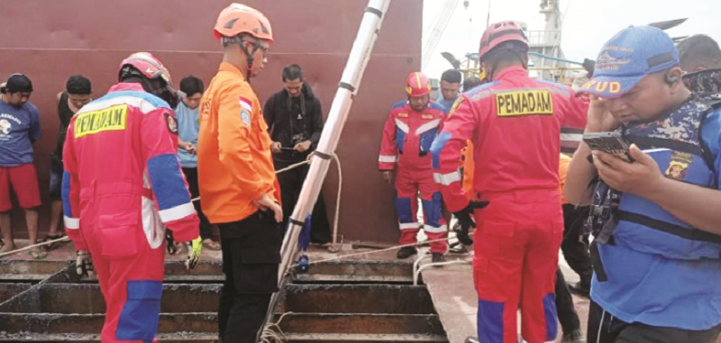 HUMAS BASARNAS JASAD: Tim gabungan mengevakuasi Julianus Karaeng yang dikabarkan meninggal di dalam tongkang, Sungai Lais, Senin (16/9).