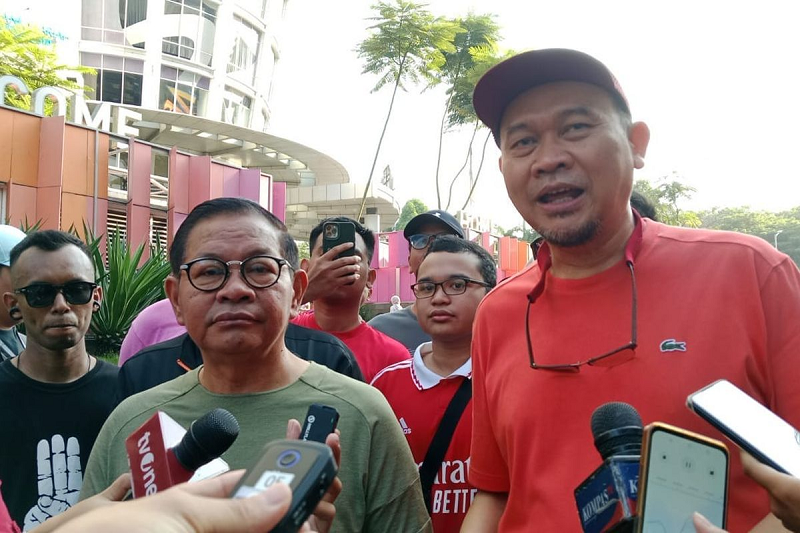 TIMSES: Ketua timses pemenangan Pramono Anung-Rano Karno, Lies Hartono alias Cak Lontong menyampaikan keterangan pers.