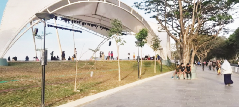 EKO/KP OLAHRAGA: Teras Samarinda seperti ada magnetnya. Animo masyarakat Samarinda masih mengalir deras. Tidak hanya malam, pagi pun dimanfaatkan sebagai tempat berolahraga.