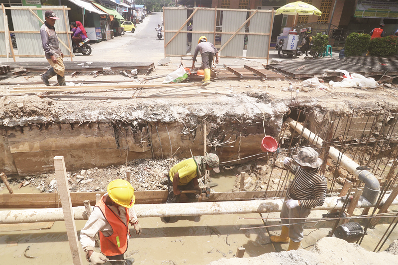 ANGGI PRADITHA/KP DIKEBUT: Lanjutan pekerjaan drainase Jalan Ruhui Rahayu. Proyek ini sebelumnya telah berjalan tahun lalu. Namun kontraktor tak mampu menyelesaikan tugas, sehingga ada kontrak baru.