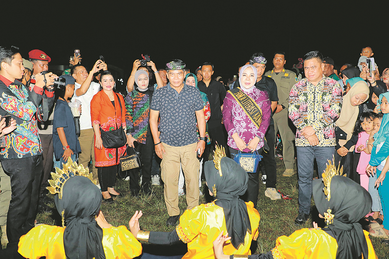 DKISP FESTIVAL LITERASI: Festival Literasi Kaltara 2024 resmi ditutup. Bunda Literasi Kaltara, Hj. Rahmawati Zainal, turut hadir dalam penutupan acara yang digelar di Lapangan Aztrada 88, Sei Taiwan,