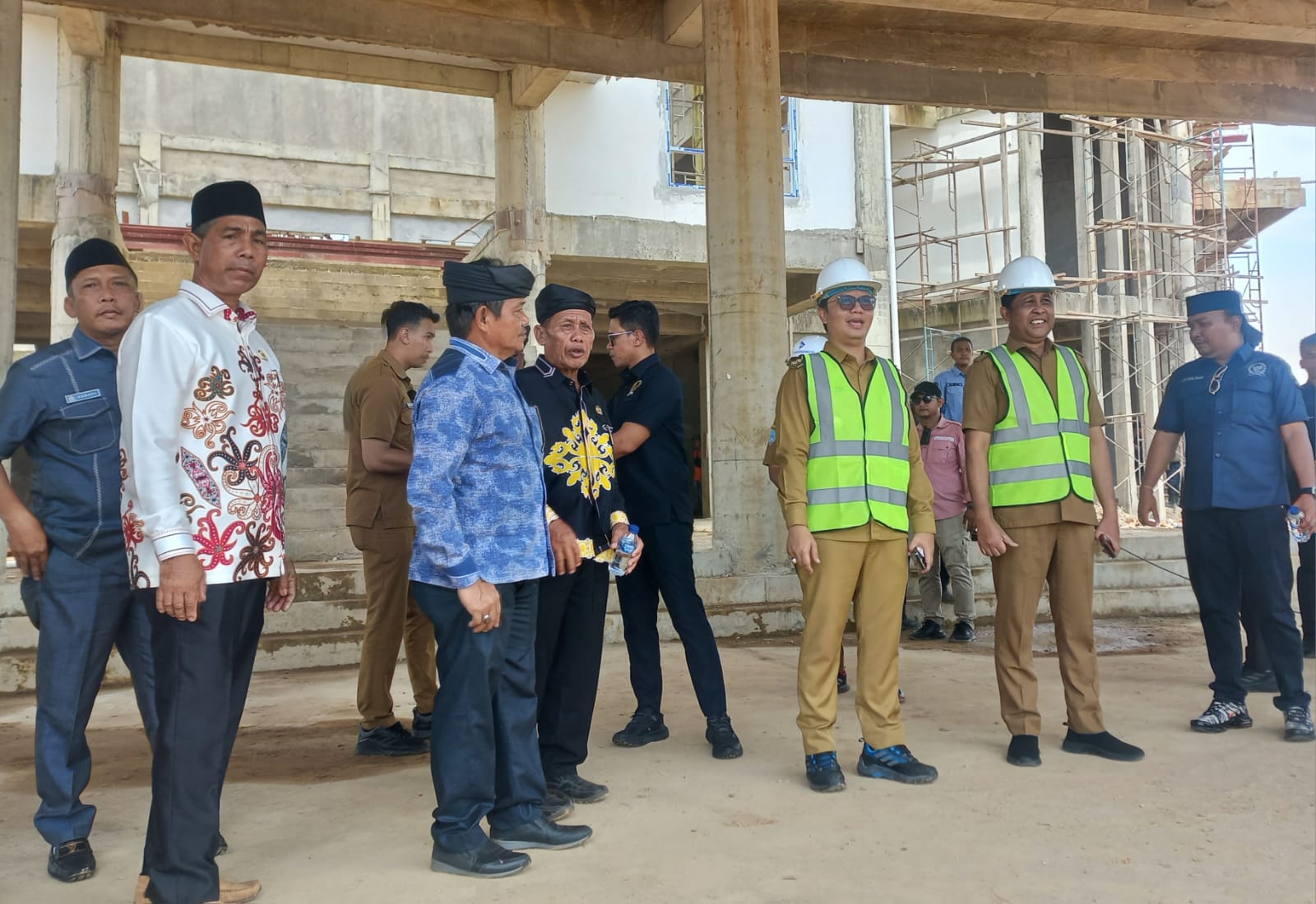 TINJAU PROYEK: Bupati Tana Tidung Ibrahim Ali bersama angota DPRD dan tokoh masyarakat meninjau progres pembangunan kantor bupati dan DPRD Tana Tidung, Selasa (17/9)