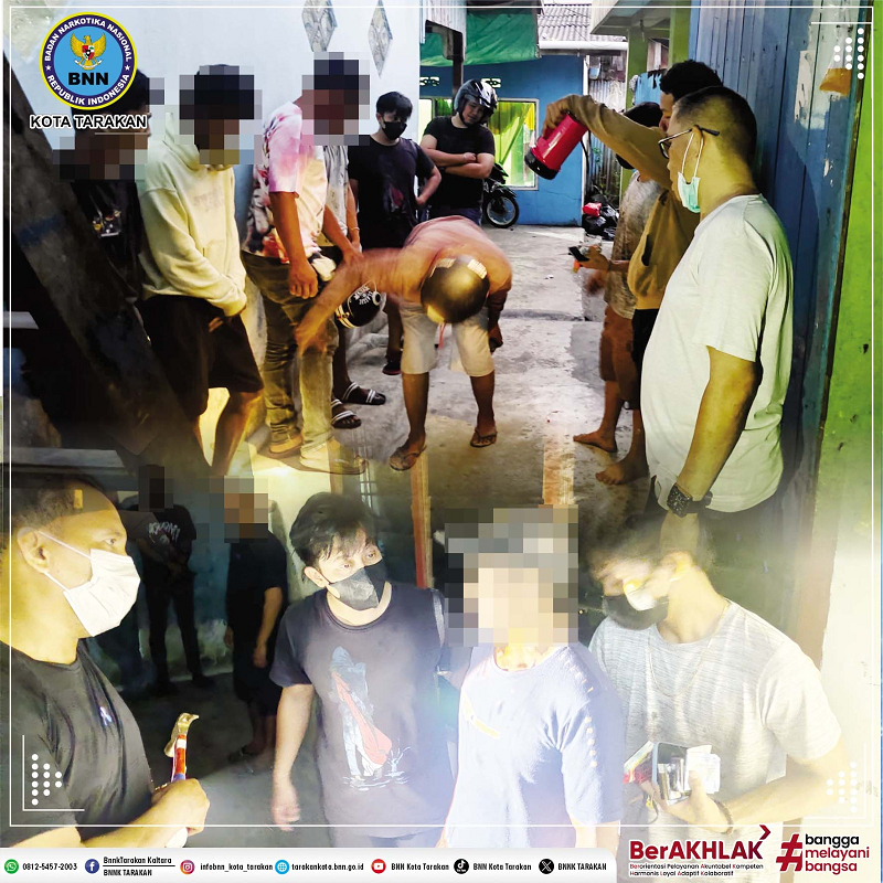 ISTIMEWA DIAMANKAN: Petugas mengamankan penyalahguna narkotika saat berpatroli di wilayah Selumit Pantai.