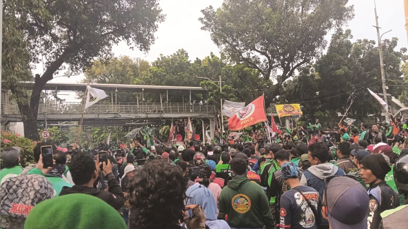 DISIKAPI CAGUB: Para driver ojol menggelar aksi demo di sekitar patung kuda atau Arjuna Wijaya bulan lalu menuntut perbaikan kesejahteraan. (Tazkia Royyan/JawaPos.com)