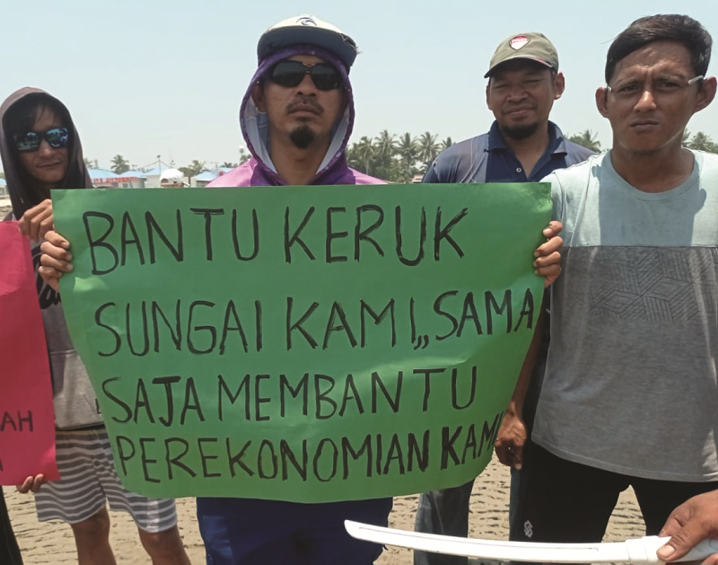 DEMONSTRASI: Puluhan nelayan menggelar aksi demonstrasi di Muara Sungai Buaya, Desa Bunyu Barat, Kecamatan Bunyu, Bulungan, Rabu (18/9).