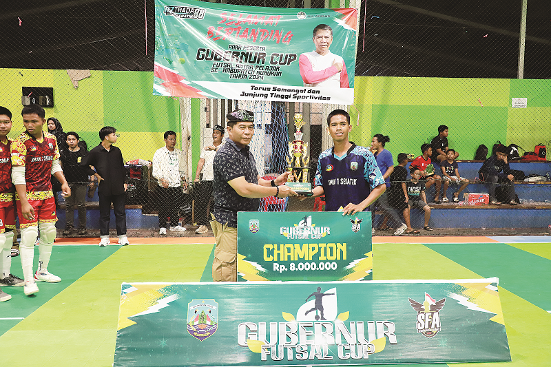DKISP TURNAMEN FUTSAL: Gubernur Kaltara, Zainal Arifin Paliwang, SH, M.Hum, saat menutup Turnamen Futsal Antar Pelajar se-Kabupaten Nunukan di Lapangan Futsal Aztrada 88, Sebatik, Nunukan, Senin (16/