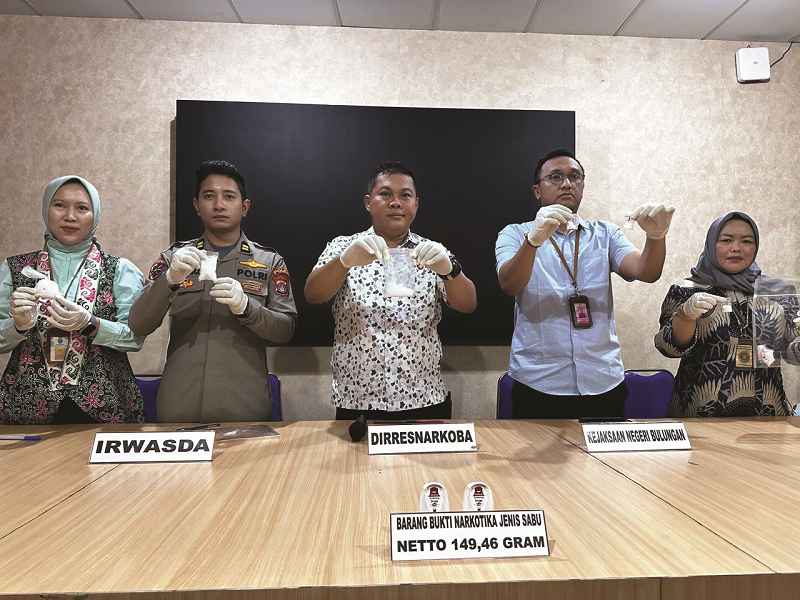 ISTIMEWA DIMUSNAHKAN: Dirnarkoba Polda Kaltara memperlihatkan barang bukti sabu.
