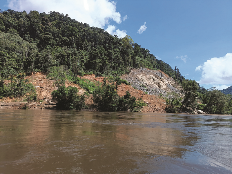 IWAN K/RADAR KALTARA HYDRO POWER: Pengerjaan yang tengah dilakukan di lokasi rencana pembangunan bendungan I PLTA Kayan.