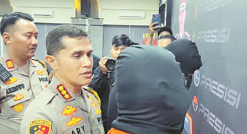 KP BERI NASIHAT: Kapolresta Samarinda Kombes Polisi Ary Fadli menasihati tersangka pengeroyokan.