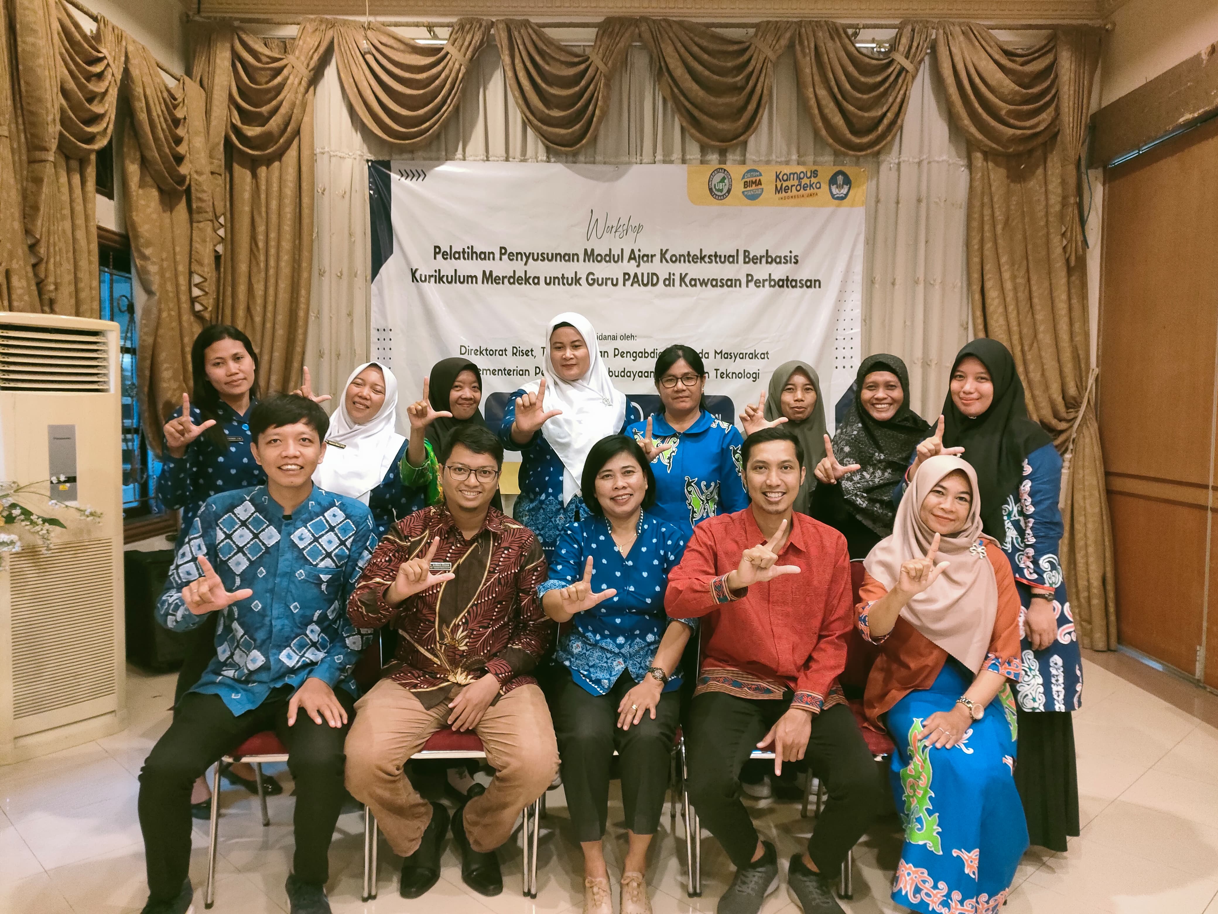 PELATIHAN:Ketua Tim pengabdian Azwar Anwar, M.Pd bersama dengan dosen yang lainnya melakukan foto bersama dengan peserta.