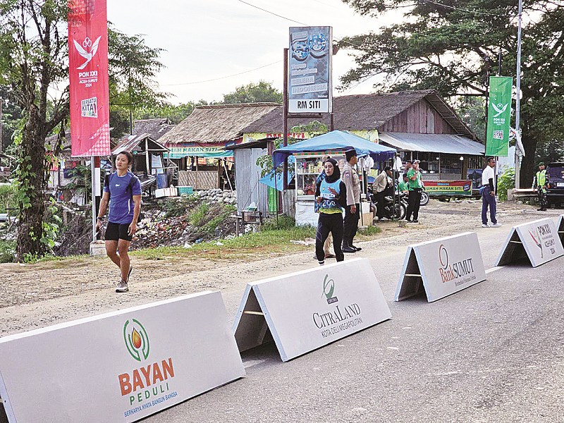 ELIAZAR/RADAR TARAKAN BERLOMBA: Pelari Kaltara yang berlomba di nomor marathon 42 kilometer putri.