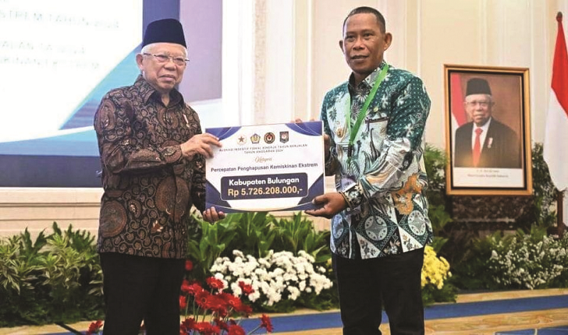 ISTIMEWA SIMBOLIS: Wapres menyerahkan dana insentif fiskal untuk Pemda Bulungan.