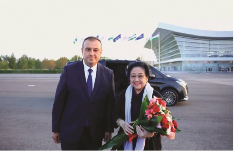 WISATA RELIGI: Ketua DPP PDIP Bidang Luar Negeri Ahmad Basarah menyambut Megawati Soekarnoputri di Samarkand International Airport, Uzbekistan, Kamis (19/9/2024). (ANTARA/Monang Sinaga)