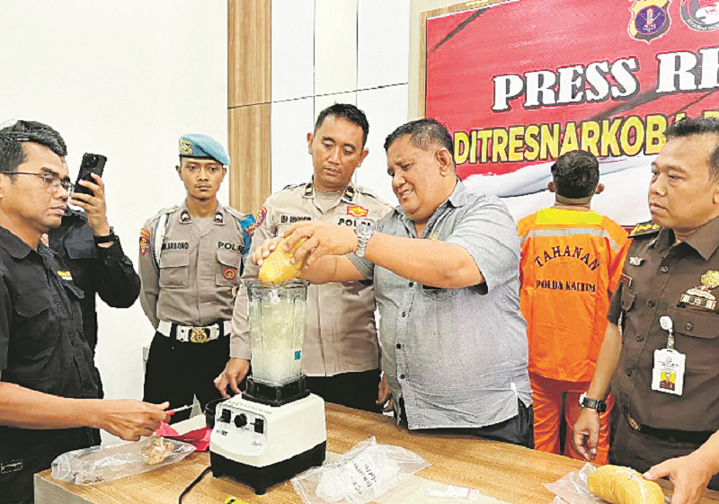 ISTIMEWA MUSNAH: Penyidik Ditresnarkoba Polda Kaltim bersama kejaksaan melakukan pemusnahan barang bukti sabu 2 kilogram lebih menghadirkan empat tersangka.