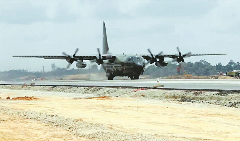 TNI AU BERHASUL: Tiga pesawat TNI AU uji coba pendaratan dan take off di Bandara VVIP IKN, Kalimantan Timur.