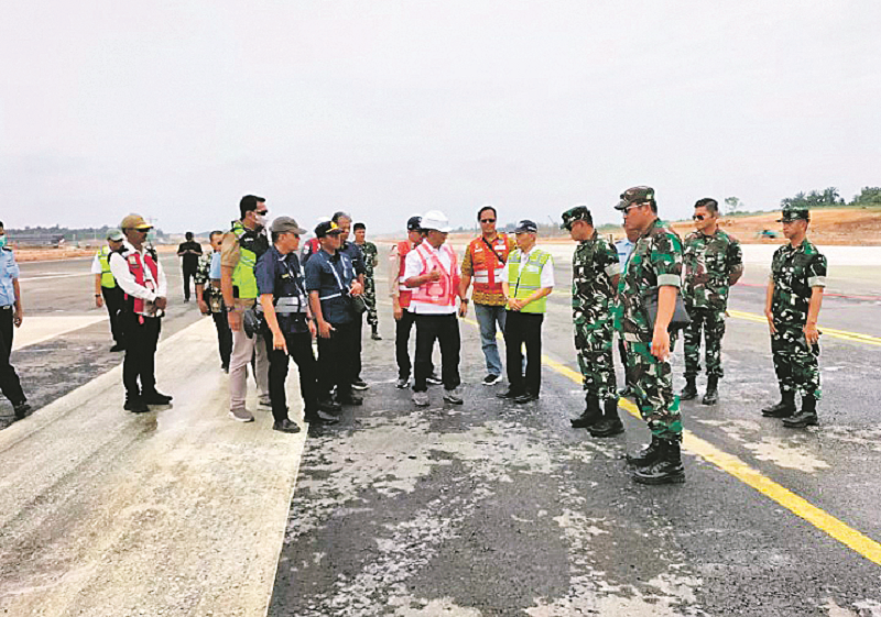 UJI COBA: Tim Gabungan TNI Angkatan Udara yang terdiri dari Tim Puslaiklambangja Mabesau, Koopsudnas, dan Koopsud II melaksanakan uji coba landasan di Bandara VVIP IKN, Kalimantan Timur.