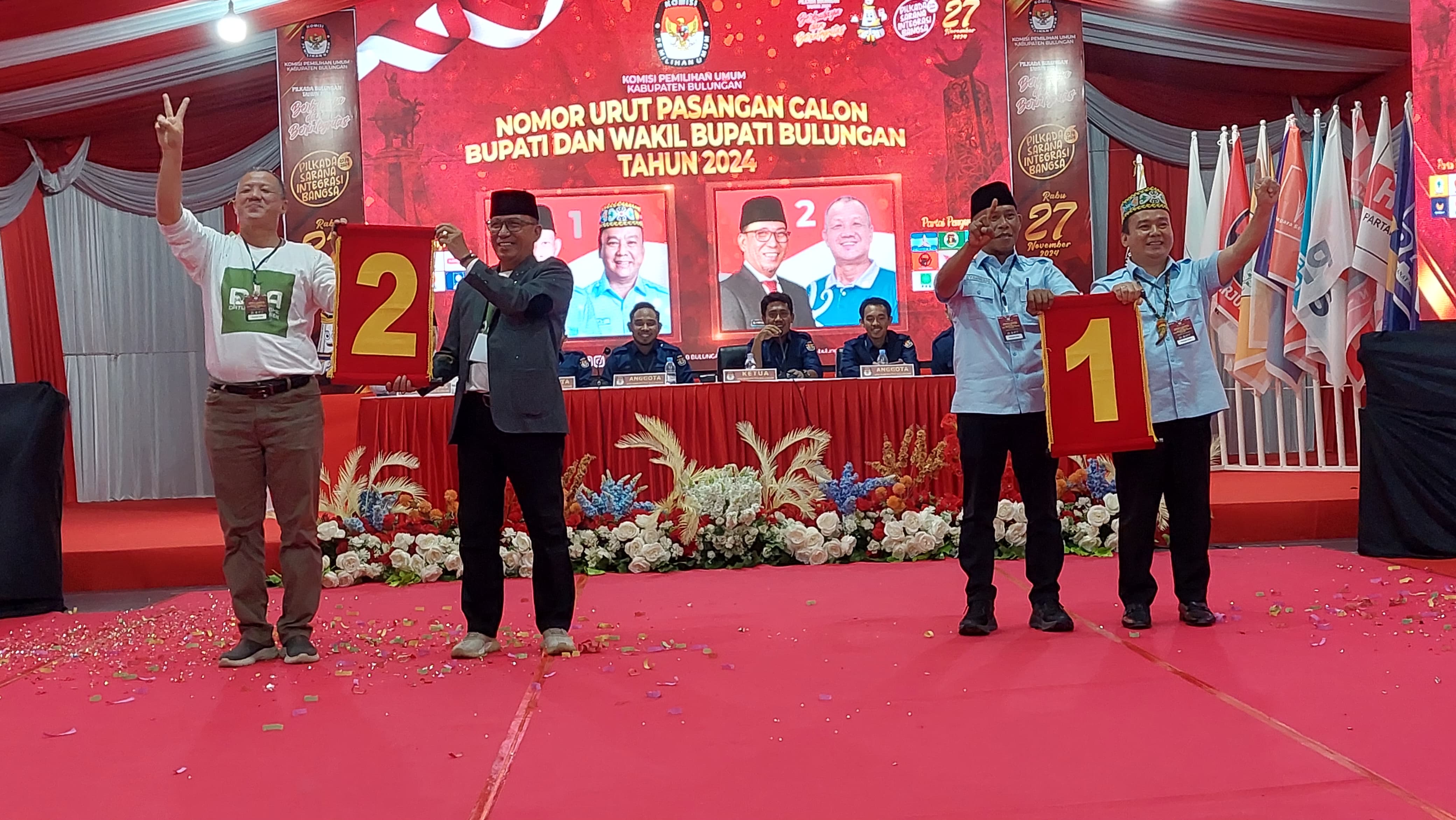 PIJAI PASARIJA/RADAR KALTARA PILKADA : Dua paslon Bupati dan Wakil Bupati usai pengambilan nomor urut di Lapangan Agatis, Senin (23/9).