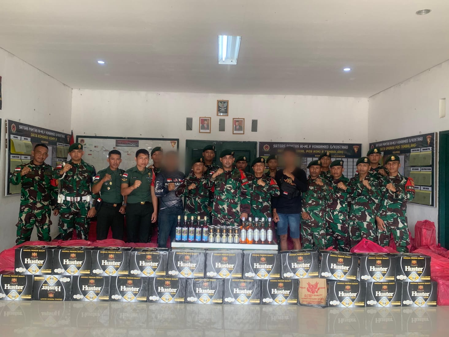 DOK SATGAS PAMTAS AMANKAN DI MAKOTIS: Ribuan botol miras berbagai merek sudah diamankan di Makotis Satgas Pamtas Yonarmed 11 Kostrad.