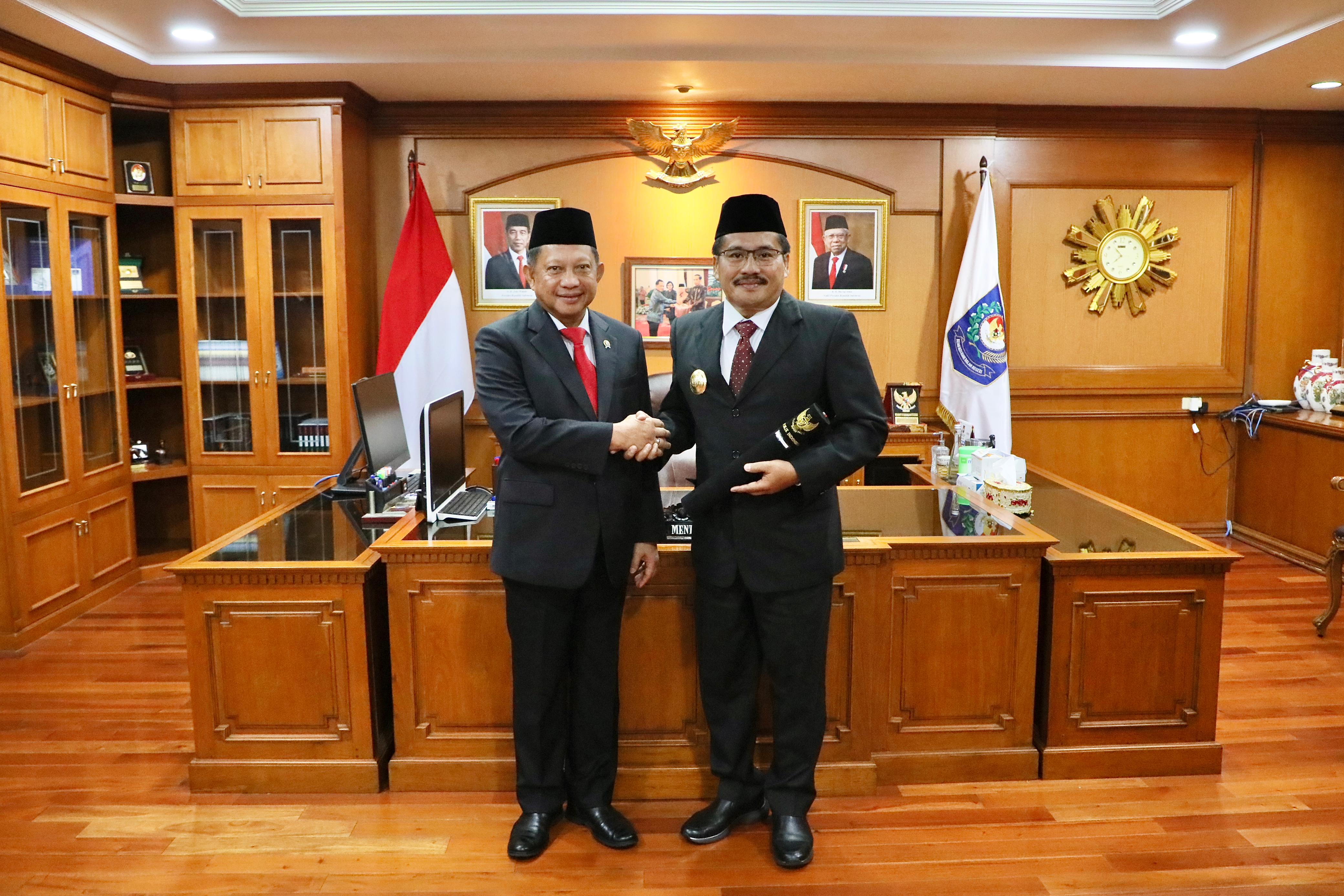 ISTIMEWA PILKADA: Mendagri Tito berfoto bersama dengan Pjs. Gubernur Kaltara Togap pasca dikukuhkan.