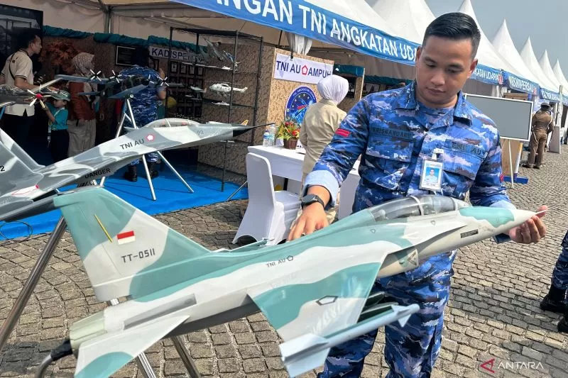 JELANG HUT: Seorang anggota TNI AU memperlihatkan model visual salah satu alutsista dalam acara TNI AU Fair di kawasan Monas, Jakarta, Sabtu (21/9/2024). (ANTARA/Rio Feisal)