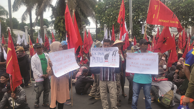 SAMPAIKAN ASPIRASI: Warga Desa Mangkupadi menggelar aksi di kantor DPR RI.