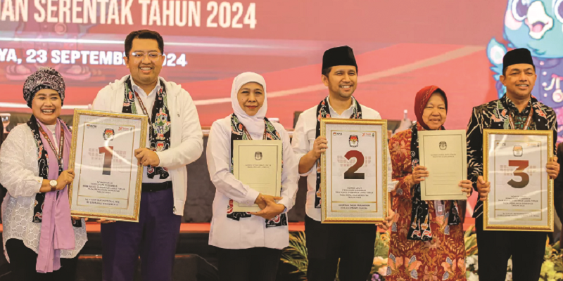 DEMOKRASI: Dari kiri, Luluk Nur Hamidah-Lukmanul Hakim, Khofifah Indar Parawansa-Emil Elistianto Dardak, dan Tri Rismaharini-Zahrul-Azhar Asumta menunjukkan nomor urut masing-masing. (DIPTA WAHYU/JAWA