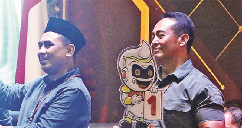SIAP BERSAING: Paslon Ahmad Luthfi-Taj Yasin Maimoen (kiri) dan paslon Andika Perkasa-Hendrar Prihadi usai mengambil nomor urut pencalonan di KPU Jawa Tengah, Senin (23/9). (JAWA POS RADAR SEMARANG)