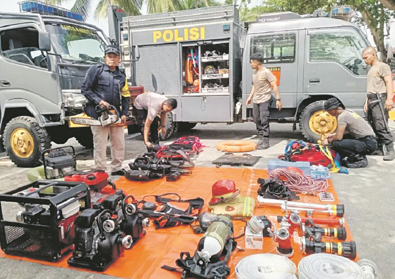 ISTIMEWA CEK PERALATAN. Personel Satuan Pammat Samapta Polda Kaltim melakukan mitigasi bencana, di antaranya mengecek peralatan antisipasi karhutla dan bencana lainnya.