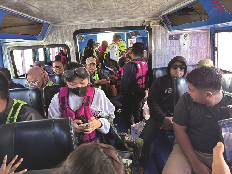ISTIMEWA TRANSPORTASI: Kondisi dalam speedboat Andalas VII saat mengalami kebocoran dan nyaris tenggelam di daerah Salimbatu beberapa waktu lalu.
