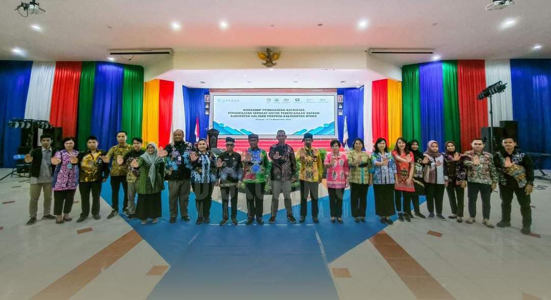 HADI ARIS ISKANDAR//RADAR TARAKAN Wakil Bupati Malinau, Jakaria bersama peserta pelatihan workshop peningkatan kapasitas pemanfaatan SEPAKAT.