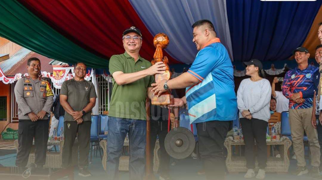 HADI ARIS ISKANDAR//RADAR TARAKAN Bupati Malinau, Wempi Wellem Mawa saat membuka Tournment Pelita Cup II