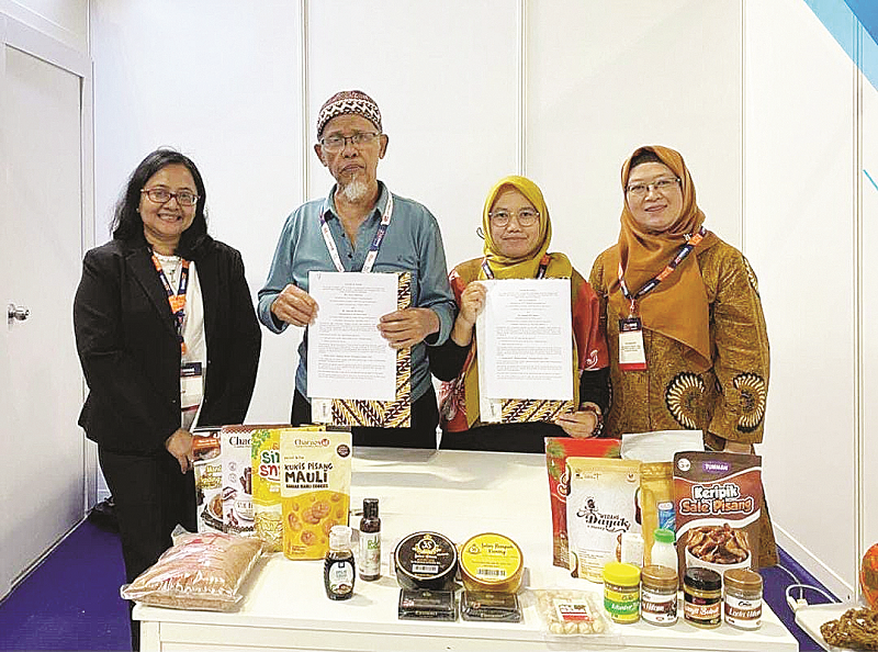 IST/KP POTENSIAL: Kerjasama untuk ekspor ketiga kali dengan salah satu buyer asal Singapura. Nurul (kedua kanan) mengatakan jika dalam bisnis, komunikasi adalah hal penting.