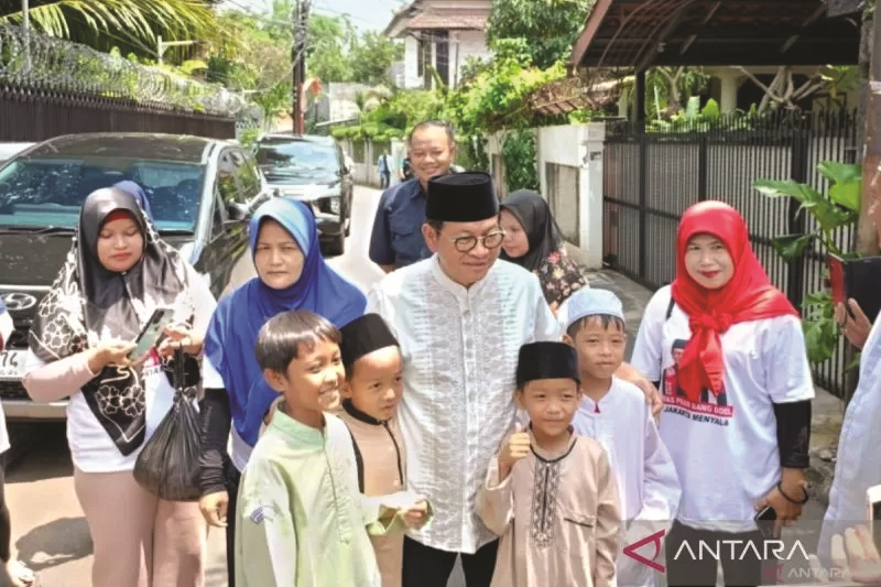 PEDULI LINGKUNGAN: Calon gubernur (cagub) DKI Jakarta nomor urut 3 Pramono Anung foto dengan pendukungnya di kediaman Pramono di Kemang, Jakarta Selatan, Jumat (27/9/2024). (ANTARA)