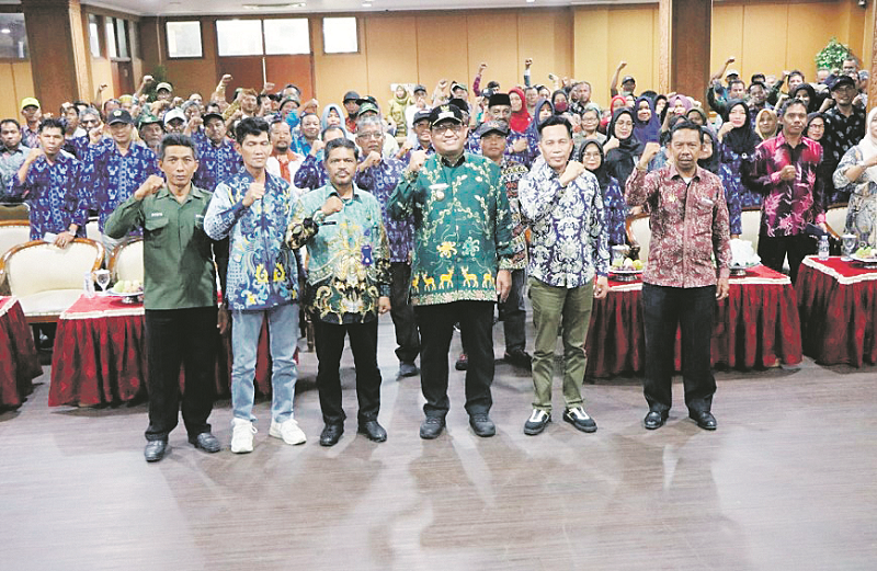 ISTIMEWA ABADIKAN MOMEN: Pj Bupati PPU Muhammad Zainal Arifin berfoto bersama usai membuka Mimbar Sarasehan Kontak Tani Nelayan Andalan (KTNA) Kabupaten PPU pada Kamis, (26/9).