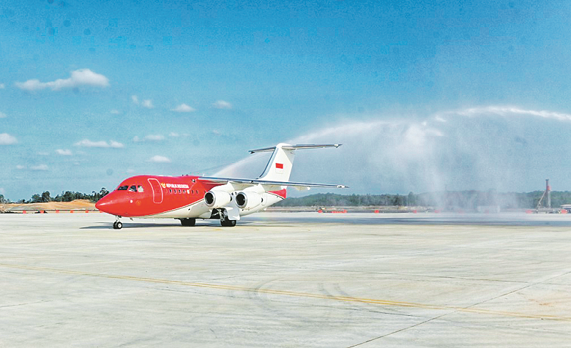 KEMENHUB INTERNASIONAL : Pendaratan pesawat kepresidenan RJ85 yang ditumpangi Presiden Joko Widodo (Jokowi) untuk kali pertama di Bandara Ibu Kota Nusantara (IKN), disambut tradisi water salute pada