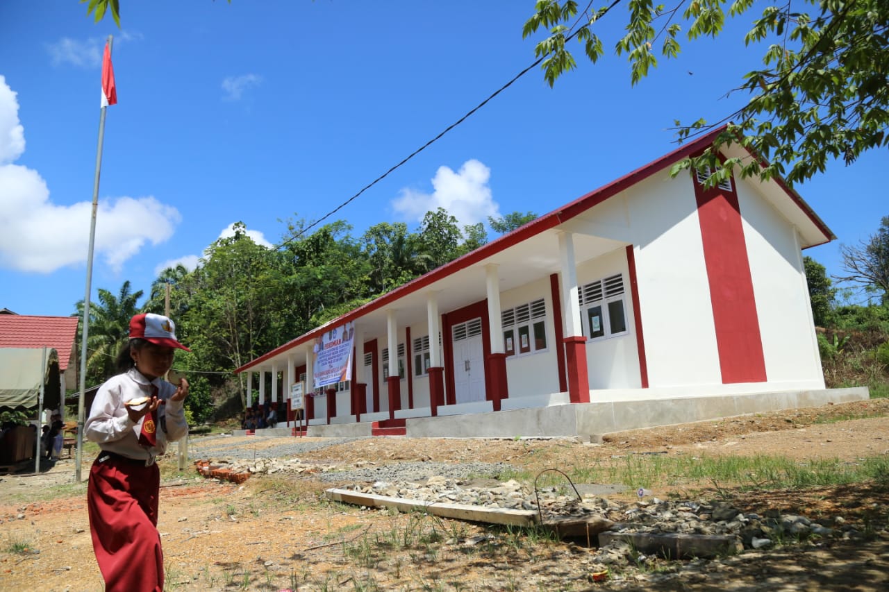 RIKO ADITYA/RADAR TARAKAN GEDUNG BARU: SDN 002 Desa Semunad, Tulin Onsoi akhirnya punya gedung dan ruang kelas belajar baru.